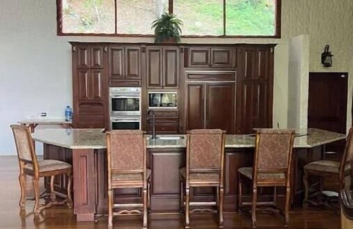 Los Guido Maison | 3-bedroom custom Tree house in welcoming Cartago with WiFi, waterfalls, trails