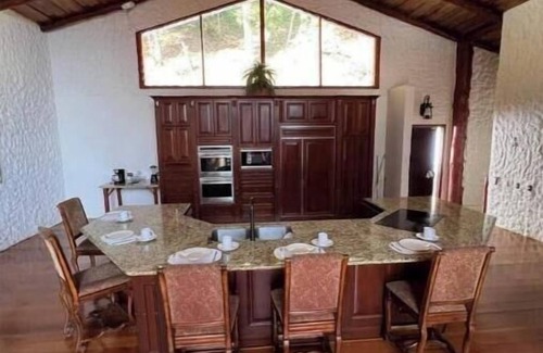 Los Guido Maison | 3-bedroom custom Tree house in welcoming Cartago with WiFi, waterfalls, trails
