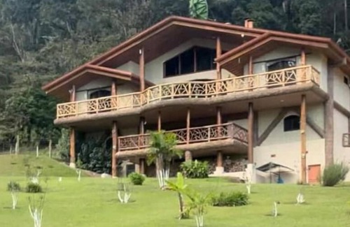 Los Guido Maison | 3-bedroom custom Tree house in welcoming Cartago with WiFi, waterfalls, trails