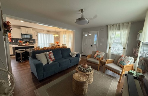 Villas Maison | 3 bedroom cute home walking distance to Bay in lower township