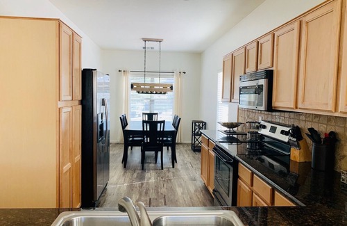 San Tan Valley Maison | Éleveur confortable de 3 chambres + den avec piscine chauffée à Johnson Ranch