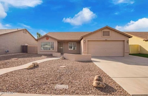 Glendale Maison | 3 Bedroom-Fall Football Getaway – Pool Home near State Farm Stadium- 15 min walk