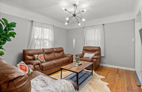 Lincoln Park Maison | 3 Bedroom Fenced Backyard Pets Welcome Sleeps 6