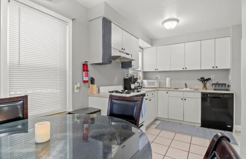 Lincoln Park Maison | 3 Bedroom Fenced Backyard Pets Welcome Sleeps 6