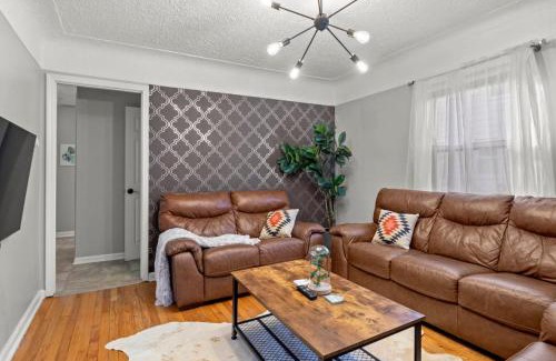 Lincoln Park Maison | 3 Bedroom Fenced Backyard Pets Welcome Sleeps 6