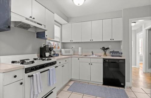 Lincoln Park Maison | 3 Bedroom Fenced Backyard Pets Welcome Sleeps 6