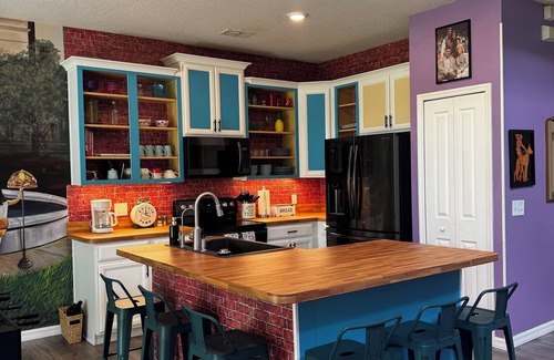 Windwood Bay Maison | 3-bedroom "FRIENDS" TV Show themed townhome in fabulous Davenport