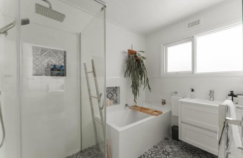 Penguin Maison | 3-Bedroom Getaway Minutes from the Beach