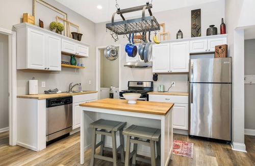 West Seventh Maison | 3-bedroom historic home walking distance Downtown & Xcel center 12 min to MSP