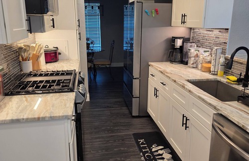 Lawton Maison | 3-bedroom home in Lawton near Ft Sill with large yard, pool and Chefs kitchen