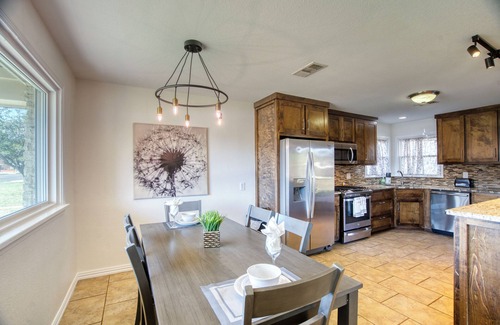 Midland Maison | 3-bedroom home in Old Midland/Downtown Area w/ spacious backyard and fireplace