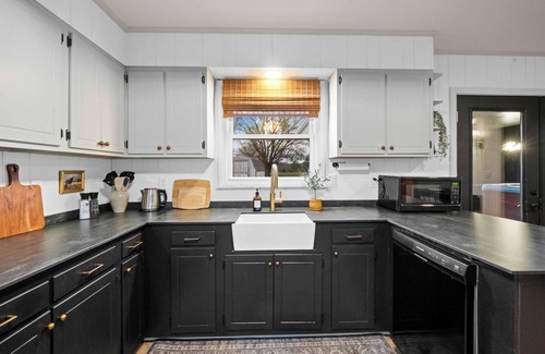 Summerlee Maison | 3-bedroom home located just minutes from NRG featuring a fire pit/indoor hot tub
