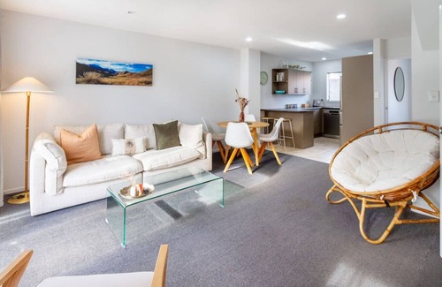 Sydenham Appartement | 3 Bedroom Home With Garage & Extra Car Park