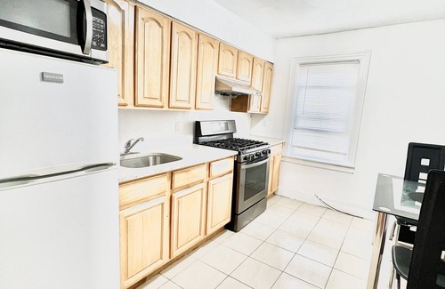 Auburndale Maison | 3-bedroom home (with Free-Parking) 10mins to LGA & 20mins to JFK