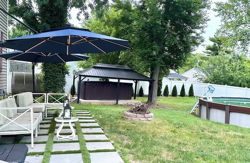 East Brunswick Maison | 3-Bedroom Home with Fireplace & 130-Inch Projector – Great for Family Getaways!