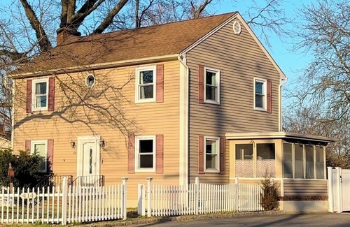 East Brunswick Maison | 3-Bedroom Home with Fireplace & 130-Inch Projector – Great for Family Getaways!