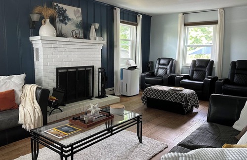 East Brunswick Maison | 3-Bedroom Home with Fireplace & 130-Inch Projector – Great for Family Getaways!