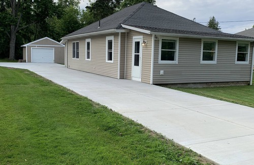 Lake Erie Beach Maison | 3 bedroom home within walking distance to shared private beach