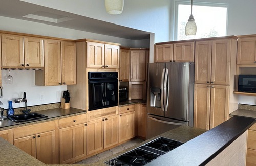 Warrenton Maison | 3 bedroom house 3 miles from Fort Stevens State Park and 9 miles from Astoria.