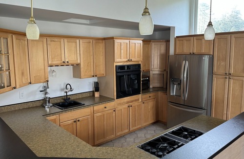 Warrenton Maison | 3 bedroom house 3 miles from Fort Stevens State Park and 9 miles from Astoria.