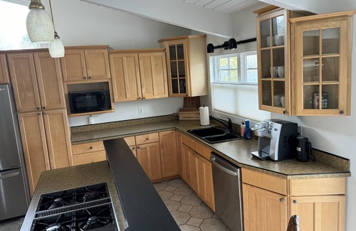 Warrenton Maison | 3 bedroom house 3 miles from Fort Stevens State Park and 9 miles from Astoria.