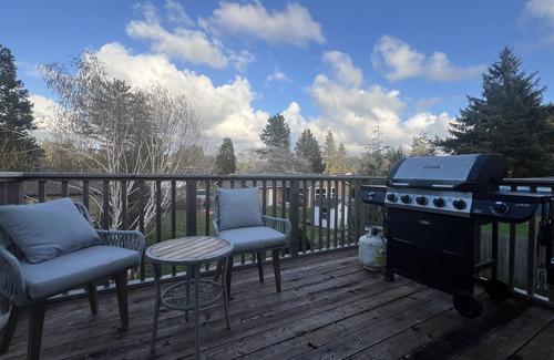 Warrenton Maison | 3 bedroom house 3 miles from Fort Stevens State Park and 9 miles from Astoria.