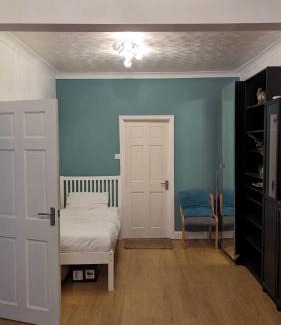Mayfield Maison | 3 bedroom house,4beds, 2 baths Ilford ,12 mins to Stratford