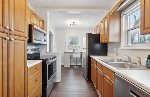Reynolds Corners Maison | 3-bedroom house in enjoyable Toledo with WiFi, AC