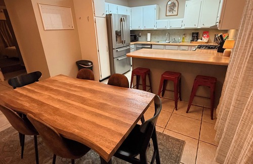 Farmington Maison | 3-bedroom house in fabulous Farmington with big backyard for hosting
