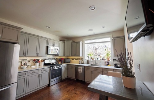 Bloomfield Maison | 3-bedroom house in Friendship: walk to WestPenn and UPMC, Garage Parking/AC