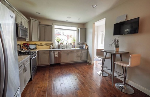 Bloomfield Maison | 3-bedroom house in Friendship: walk to WestPenn and UPMC, Garage Parking/AC