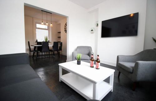 Mountain Ash Maison | 3 Bedroom House in Mountain Ash Cynon View by TŷSA