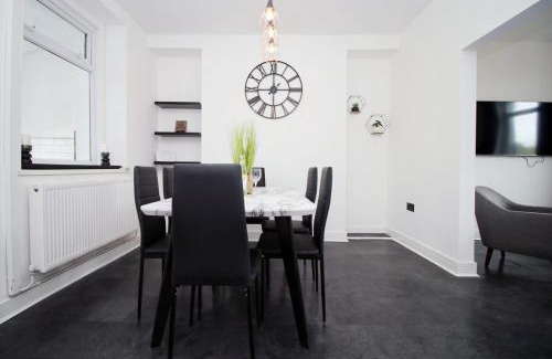 Mountain Ash Maison | 3 Bedroom House in Mountain Ash Cynon View by TŷSA