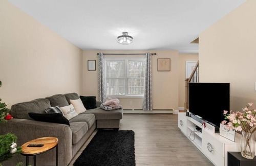 Gardner Maison | 3-bedroom house in marvelous Ashburnham with AC,fitness equipment,primary suite.
