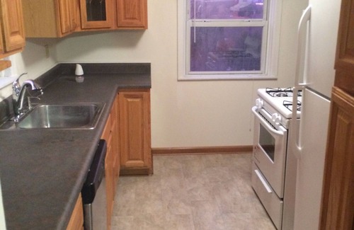 Ross Township Maison | 3-bedroom house in Pittsburgh with WiFi, AC. 15 minutes from all stadiums.