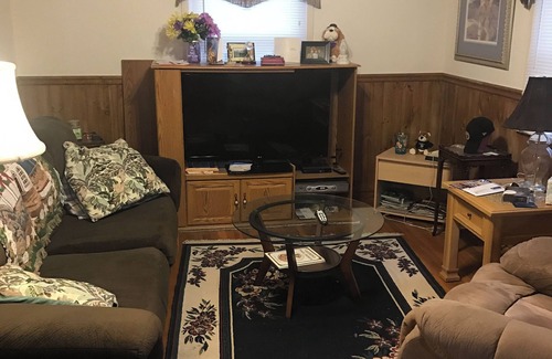 Ross Township Maison | 3-bedroom house in Pittsburgh with WiFi, AC. 15 minutes from all stadiums.