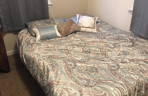 Ross Township Maison | 3-bedroom house in Pittsburgh with WiFi, AC. 15 minutes from all stadiums.