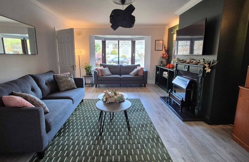 Ardee Maison | 3 bedroom house in the heart of Ardee with WiFi. Leave the car at home!