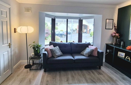 Ardee Maison | 3 bedroom house in the heart of Ardee with WiFi. Leave the car at home!