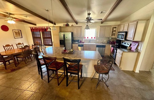 Kaw City Maison | 3-bedroom house in tranquil Kaw City with WiFi, AC
