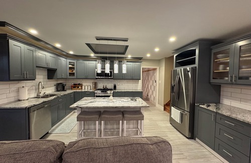 Orland Hills Maison | 3-bedroom house in fabulous Orland Hills with fitness room, AC, WiFi