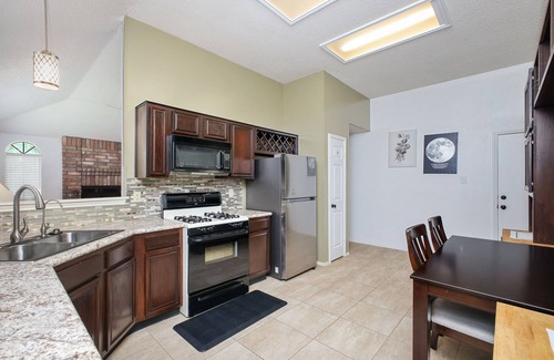 Wetmore Maison | 3-bedroom house in peaceful San Antonio with WiFi, AC