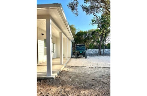 Winding Bay Maison | 3-bedroom house in welcoming Eleuthera with WiFi, AC