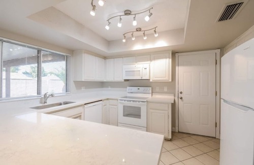 Manistee Ranch HOA Maison | 3-bedroom house in welcoming Glendale with WiFi, AC