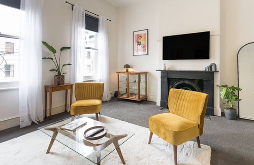 Collingwood North Maison | 3 bedroom house located on Smith Street Collingwood. Sleeps up to 5 guests.