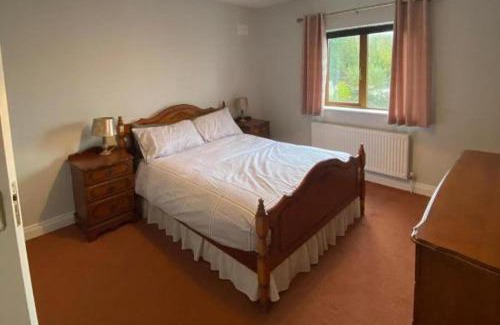 Dromahair Maison | 3 Bedroom House-Sleeps 5-Garden-Parking-Dromahaire