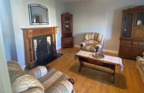 Dromahair Maison | 3 Bed-Sleeps 5-Garden-Parking-Pets