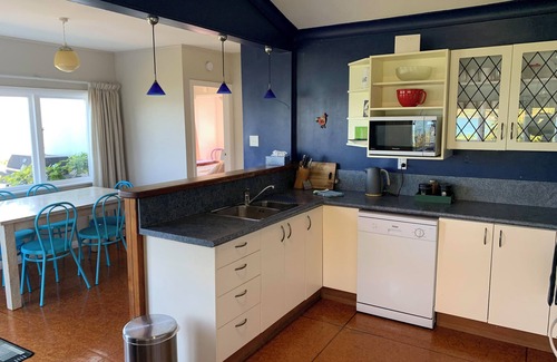Lower Hutt Maison | 3 Bedroom House with Amazing Sea Views.