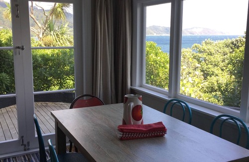 Lower Hutt Maison | 3 Bedroom House with Amazing Sea Views.