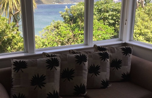 Lower Hutt Maison | 3 Bedroom House with Amazing Sea Views.